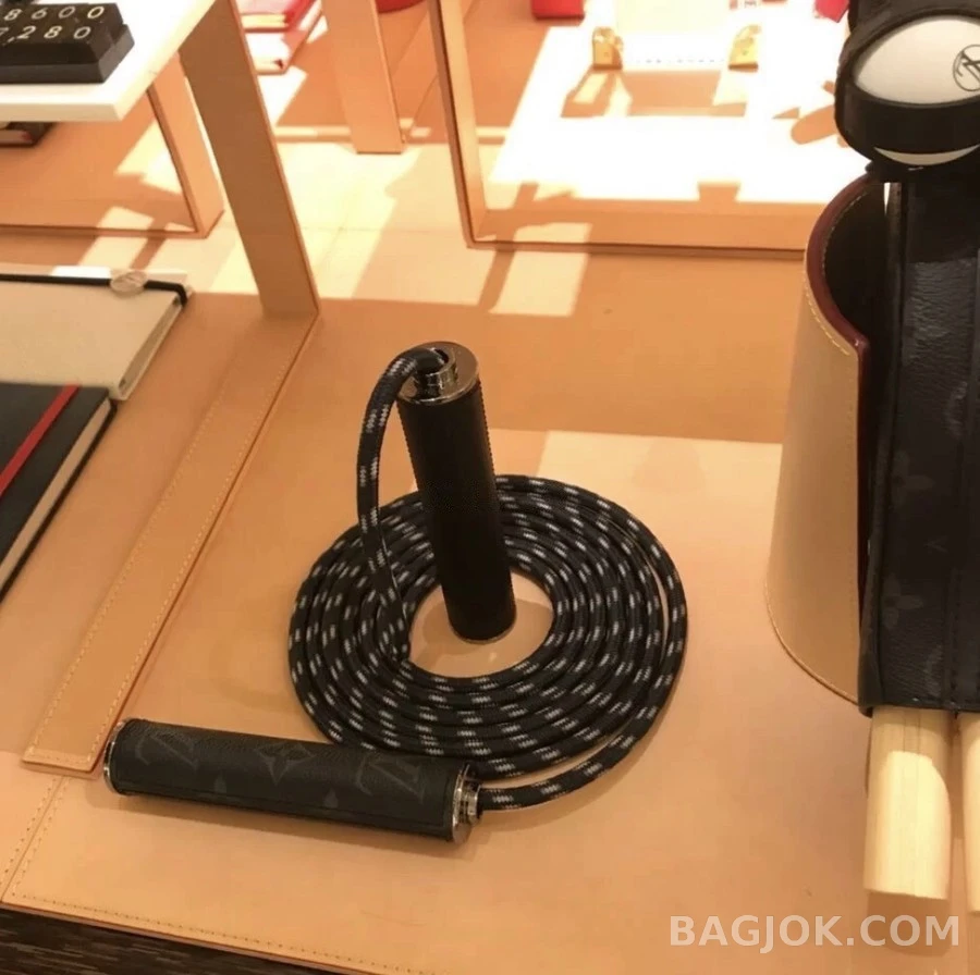루이비통 루이비통 크리스토퍼 모노그램 점프 로프 상세 이미지