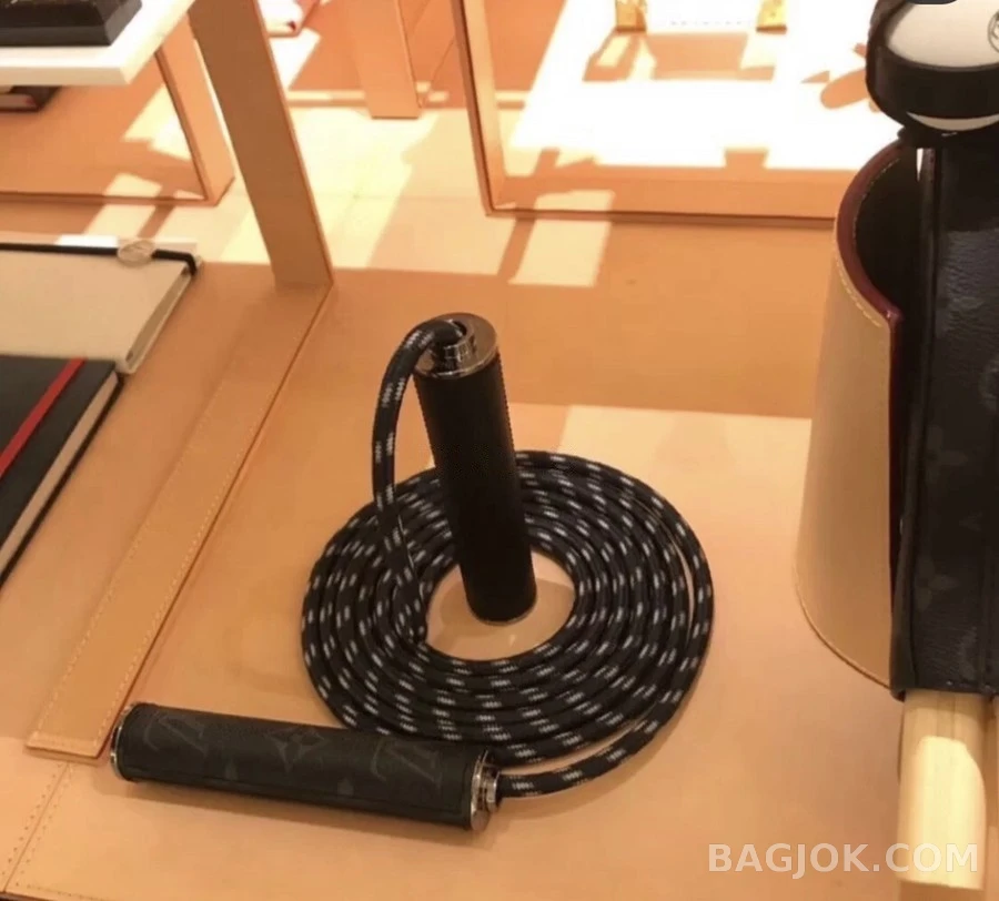 루이비통 루이비통 크리스토퍼 모노그램 점프 로프 상세 이미지