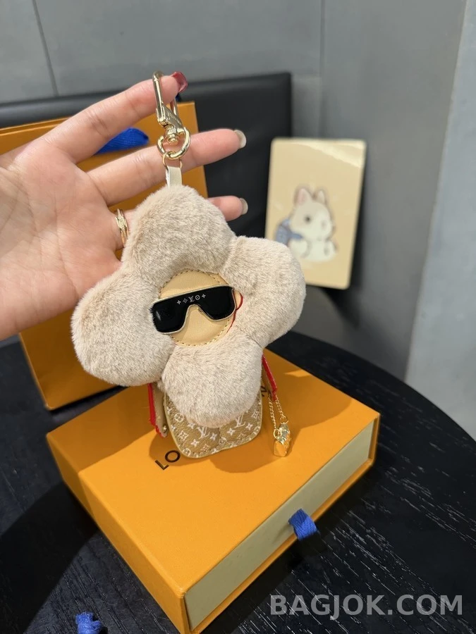 루이비통 루이비통 선글라스 비비엔 퍼 키링 상세 이미지
