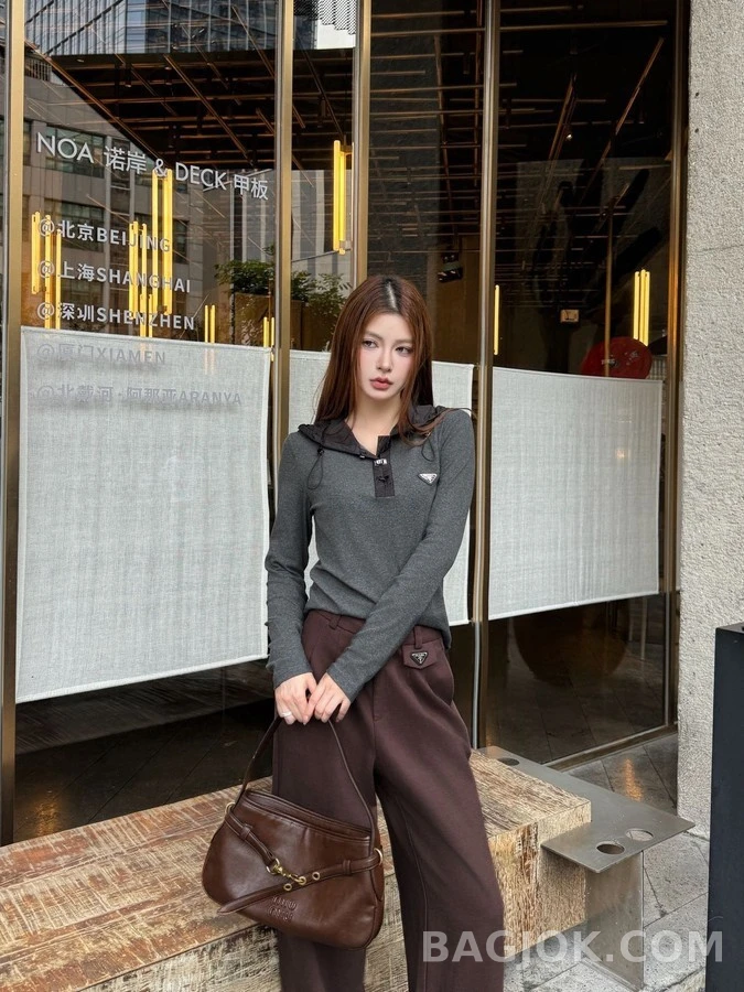 프라다 프라다 버클 장식 후드 긴팔 티셔츠 상세 이미지