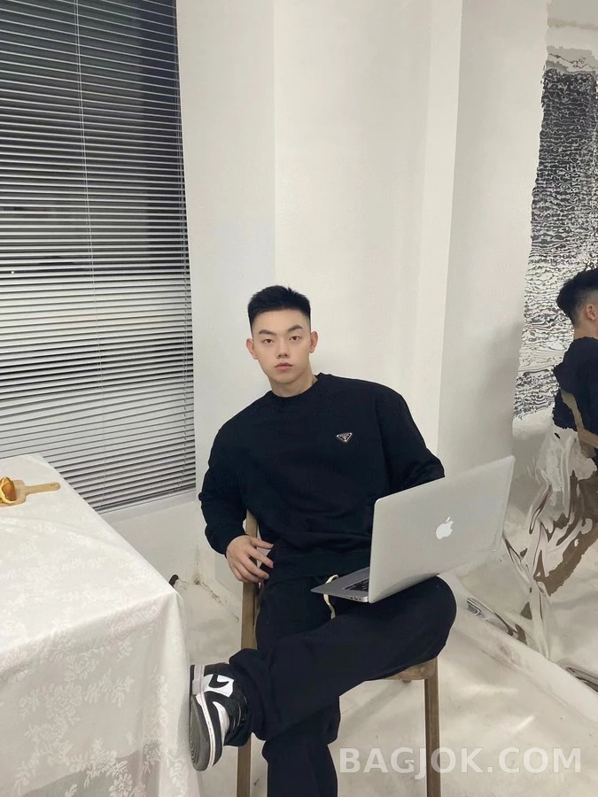 프라다 프라다 로고 나일론 패치 맨투맨 상세 이미지