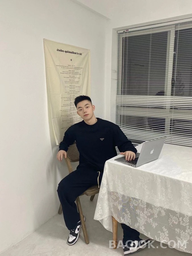 프라다 프라다 로고 나일론 패치 맨투맨 상세 이미지