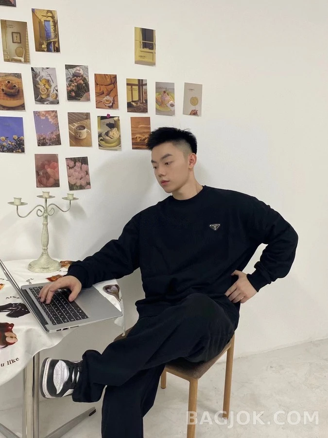 프라다 프라다 로고 나일론 패치 맨투맨 상세 이미지