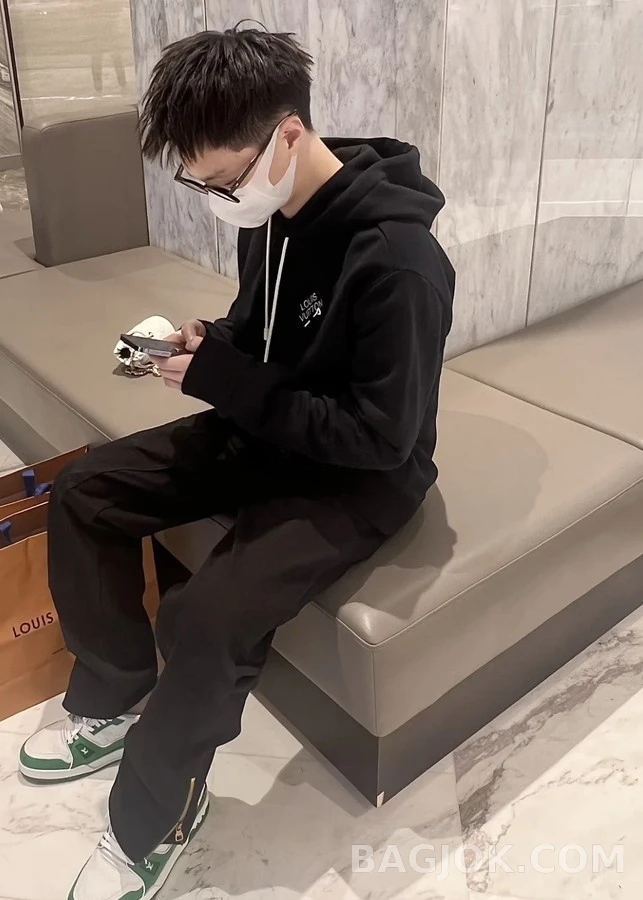 루이비통 루이비통 자수 후드티 상세 이미지