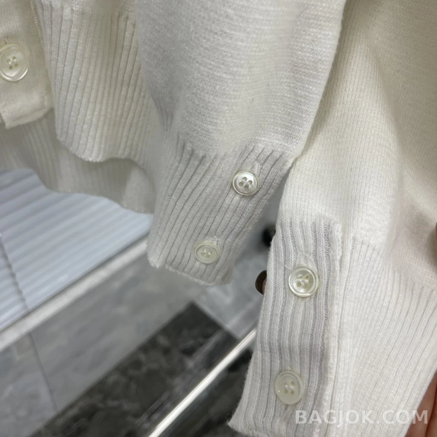 톰브라운 톰브라운 스트라이프 브이넥 가디건 상세 이미지