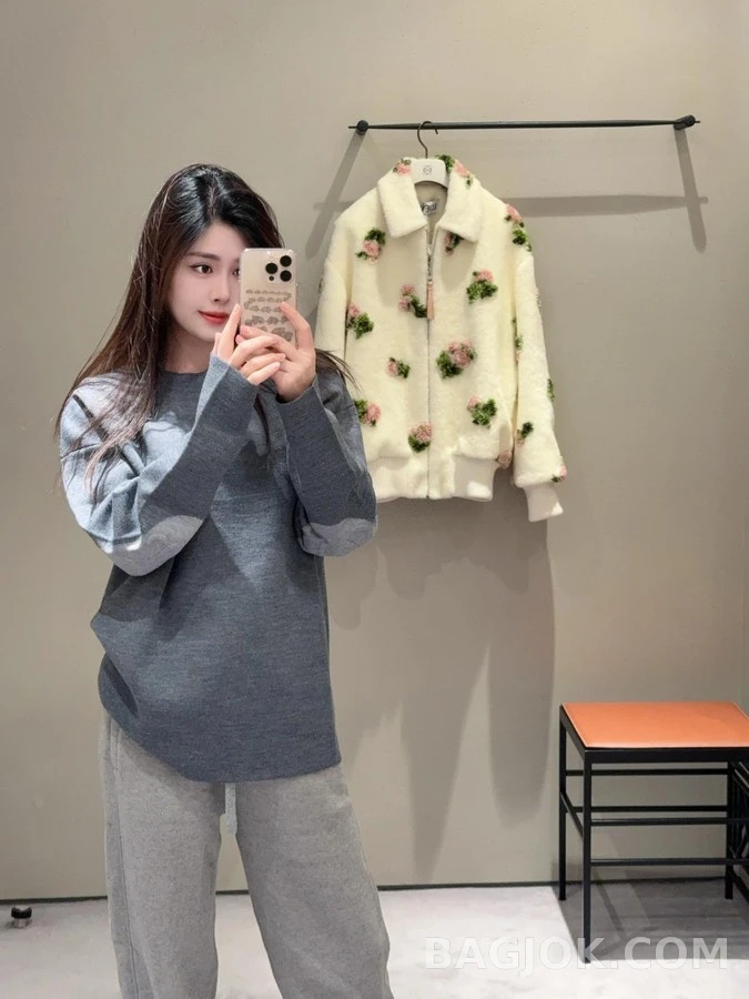로에베 로에베 아나그램 패치 스웨트셔츠 상세 이미지