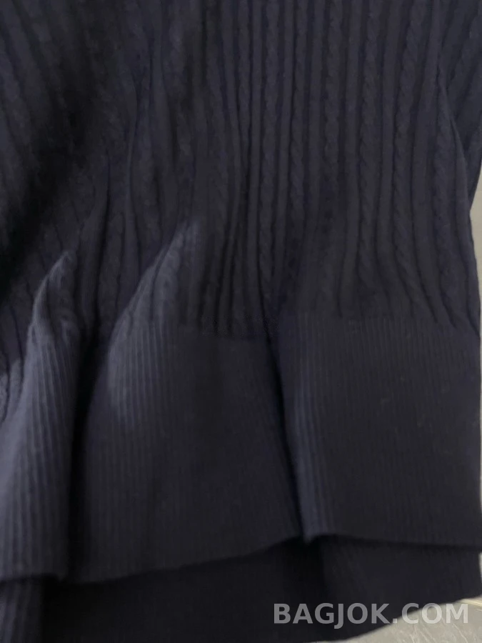 톰브라운 톰브라운 V넥 스트라이프 니트 상세 이미지
