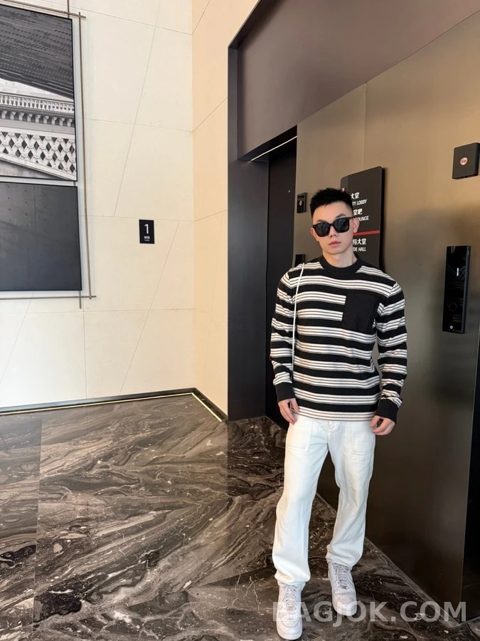 몽클레어 몽클레어 스트라이프 패치 포켓 긴팔 티셔츠 상세 이미지