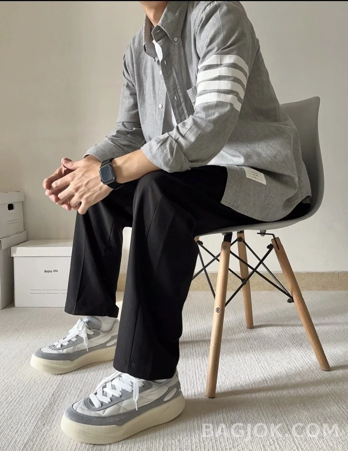 톰브라운 톰브라운 사선 스트라이프 긴팔 티셔츠 상세 이미지
