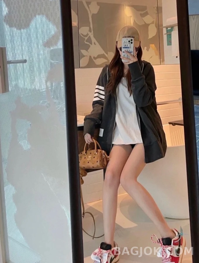 톰브라운 톰브라운 4-바 스트라이프 후드 집업 상세 이미지