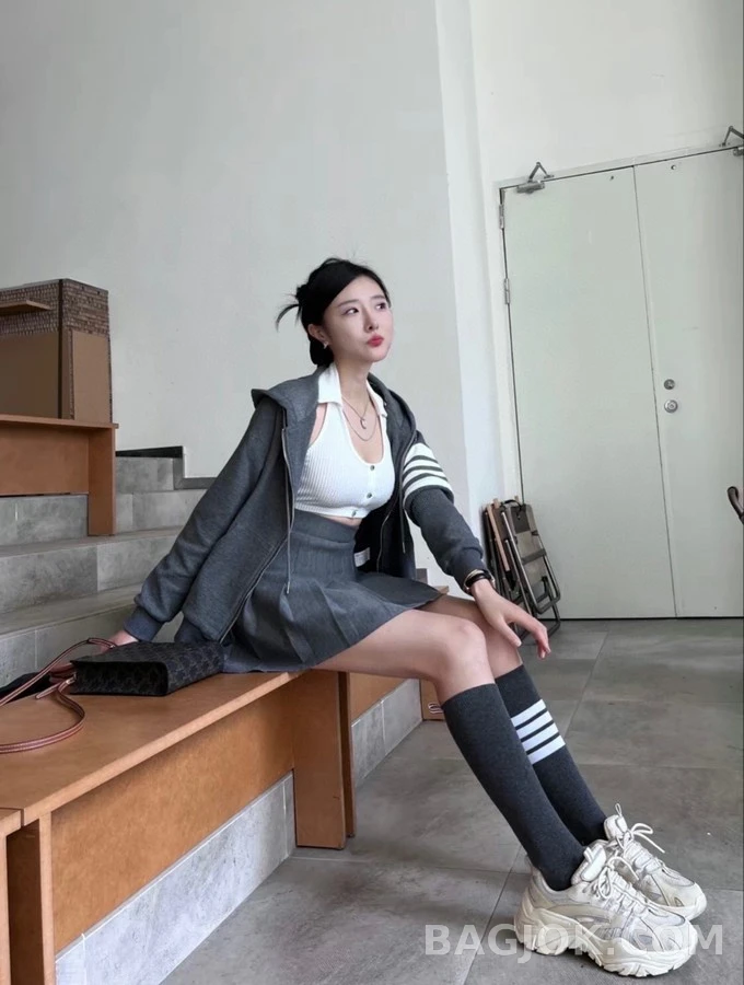 톰브라운 톰브라운 4-바 스트라이프 후드 집업 상세 이미지