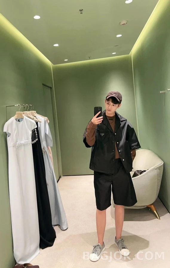 프라다 프라다 삼각형 디테일 긴팔 티셔츠 상세 이미지