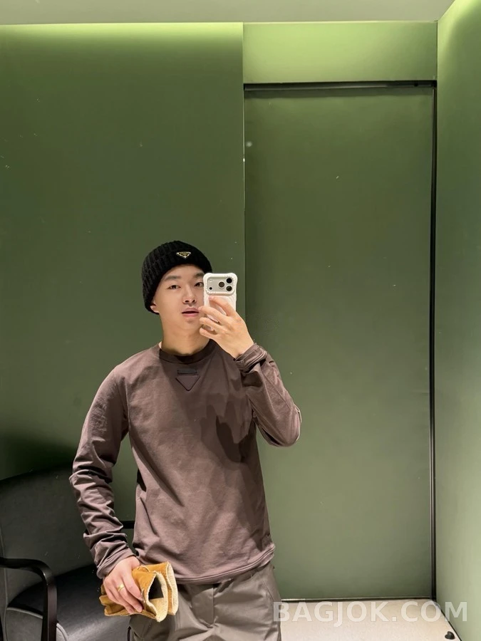 프라다 프라다 삼각형 디테일 긴팔 티셔츠 상세 이미지