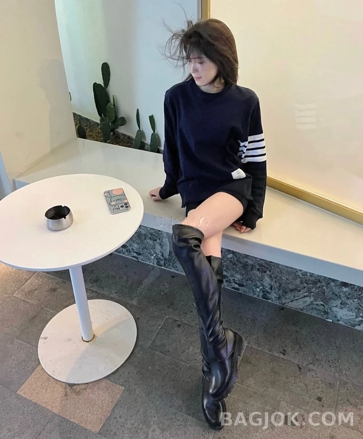 톰브라운 톰브라운 삼선 스트라이프 맨투맨 상세 이미지