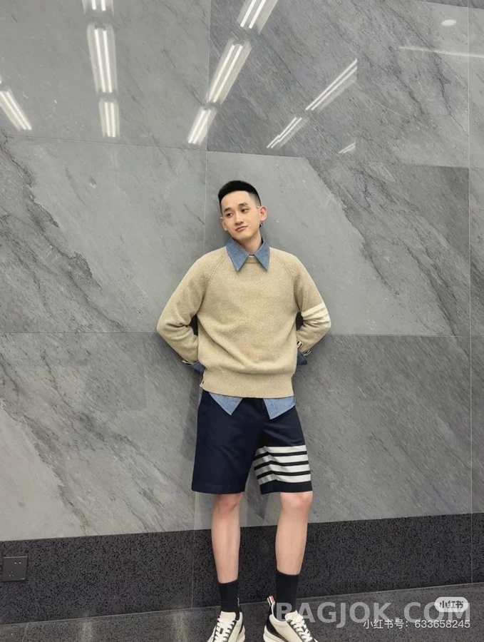 톰브라운 톰브라운 4바 스트라이프 라운드넥 니트 상세 이미지