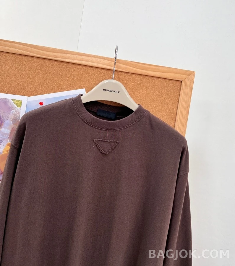 프라다 프라다 삼각 패치 긴팔 티셔츠 상세 이미지