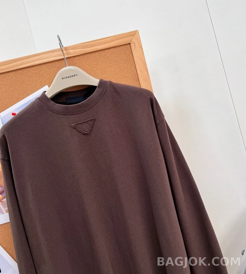 프라다 프라다 삼각 패치 긴팔 티셔츠 상세 이미지