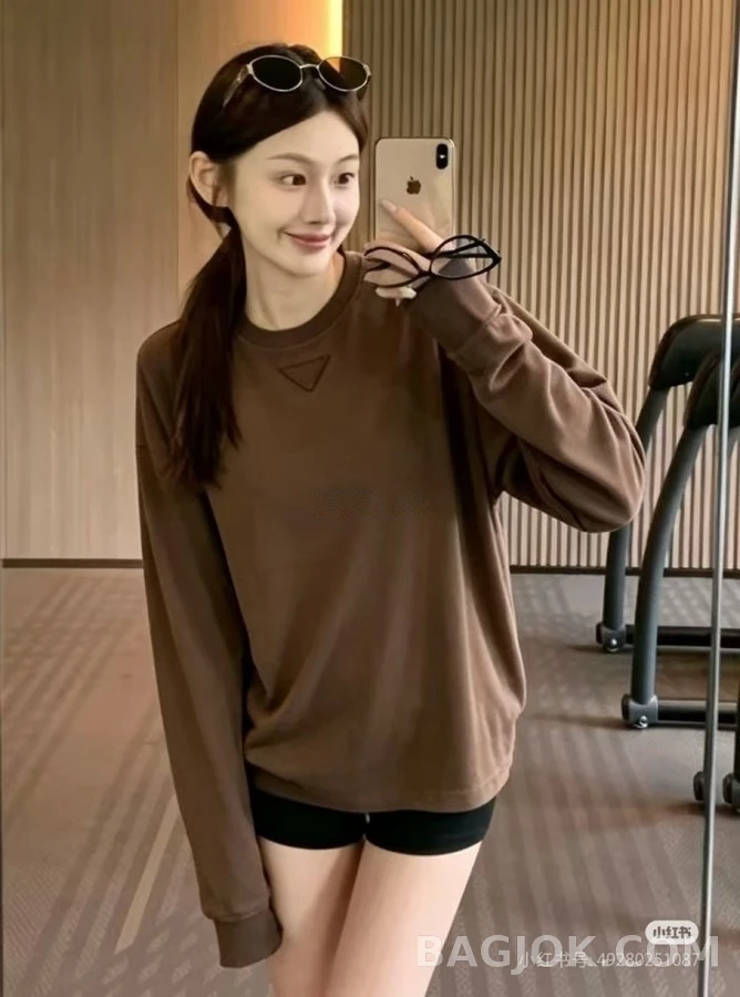 프라다 프라다 삼각 패치 긴팔 티셔츠 상세 이미지