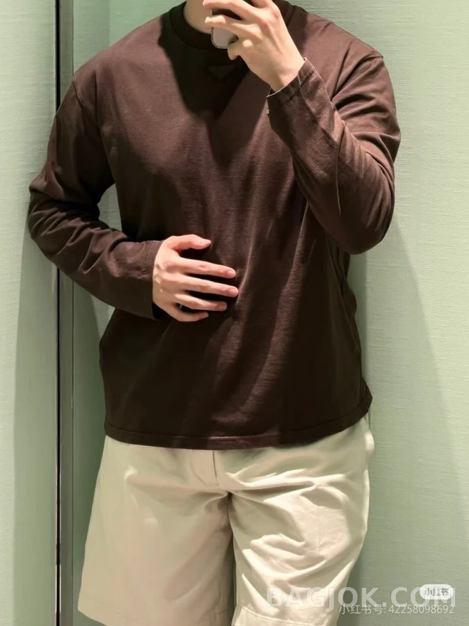 프라다 프라다 삼각 패치 긴팔 티셔츠 상세 이미지
