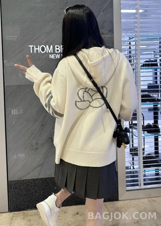 톰브라운 톰브라운 4바 자수 후드 집업 상세 이미지