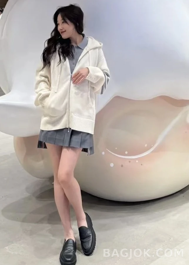 톰브라운 톰브라운 4바 자수 후드 집업 상세 이미지