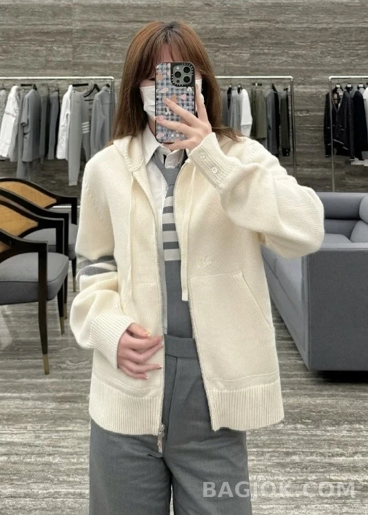 톰브라운 톰브라운 4바 자수 후드 집업 상세 이미지