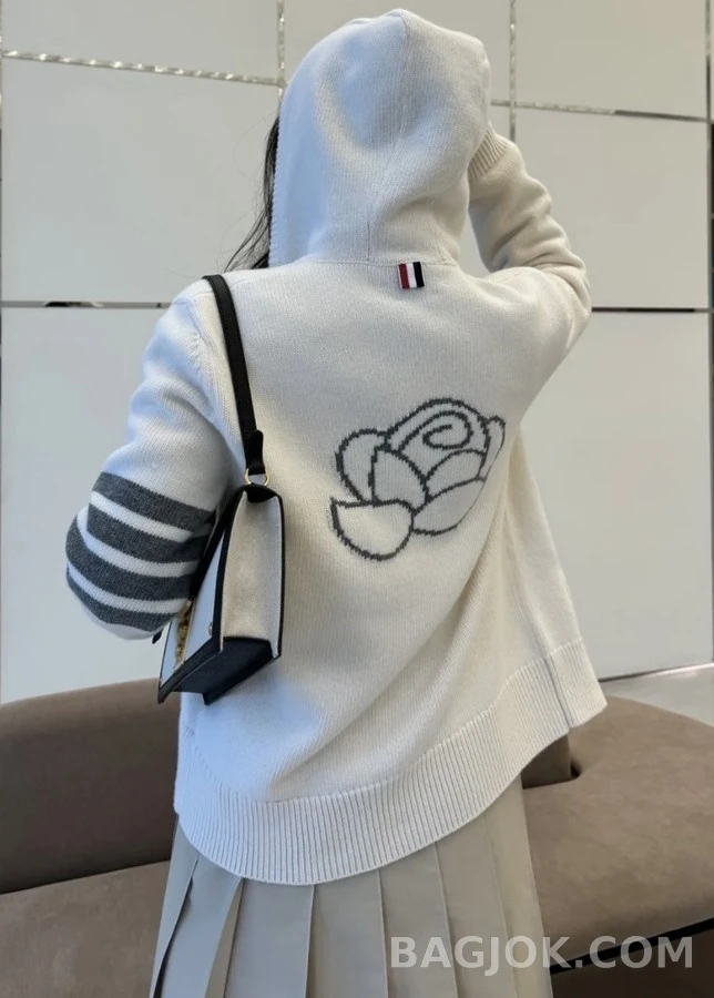 톰브라운 톰브라운 4바 자수 후드 집업 상세 이미지