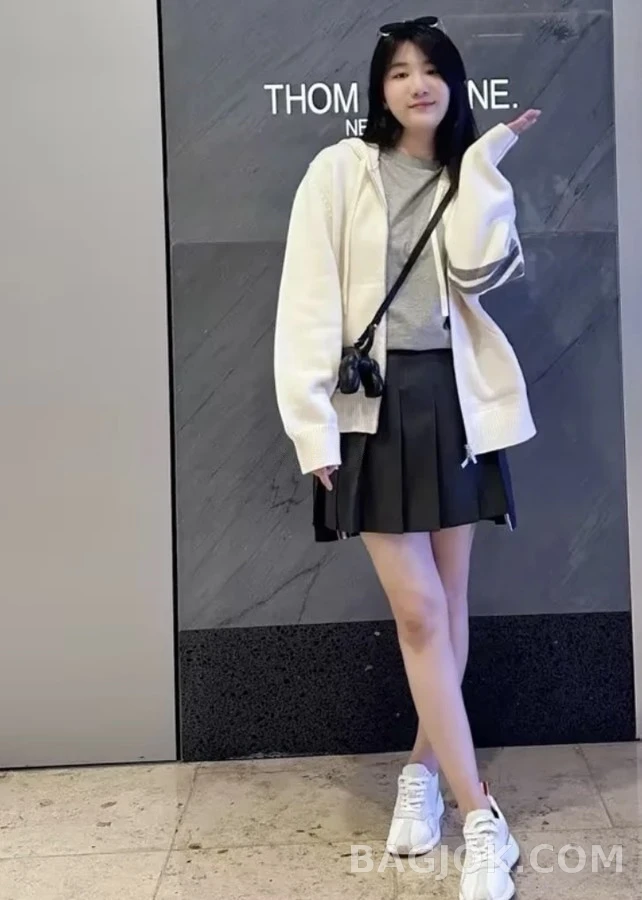 톰브라운 톰브라운 4바 자수 후드 집업 상세 이미지