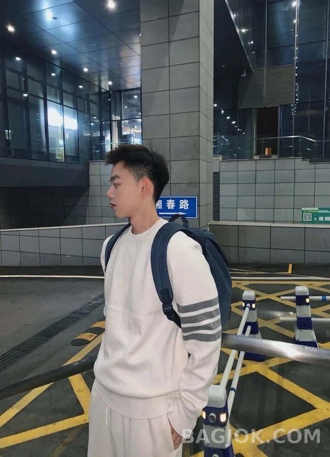 톰브라운 톰브라운 스트라이프 크루넥 스웨터 상세 이미지
