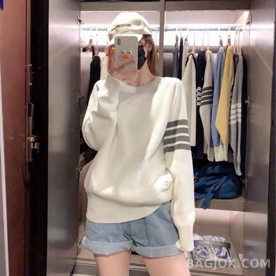 톰브라운 톰브라운 스트라이프 크루넥 스웨터 상세 이미지