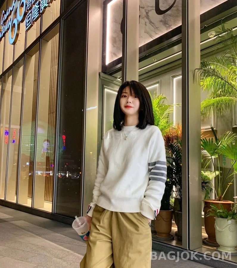 톰브라운 톰브라운 스트라이프 크루넥 스웨터 상세 이미지