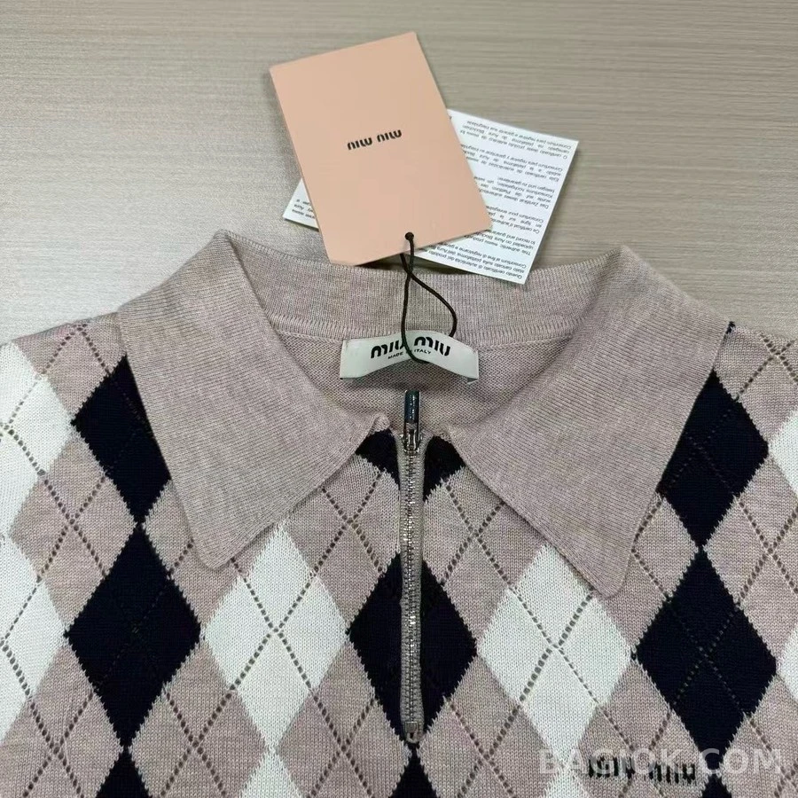 미우미우 미우미우 아가일 패턴 하프집업 니트 상세 이미지