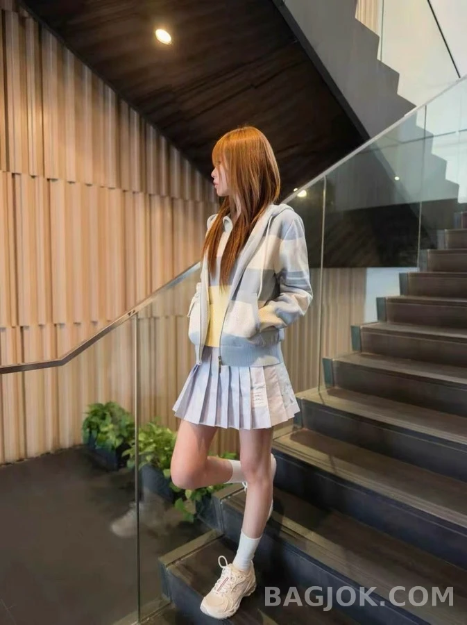 톰브라운 톰브라운 스트라이프 독 자카드 후드 집업 상세 이미지