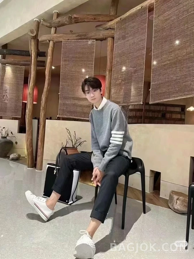 톰브라운 톰브라운 쉘 자수 4선 니트 집업 상세 이미지