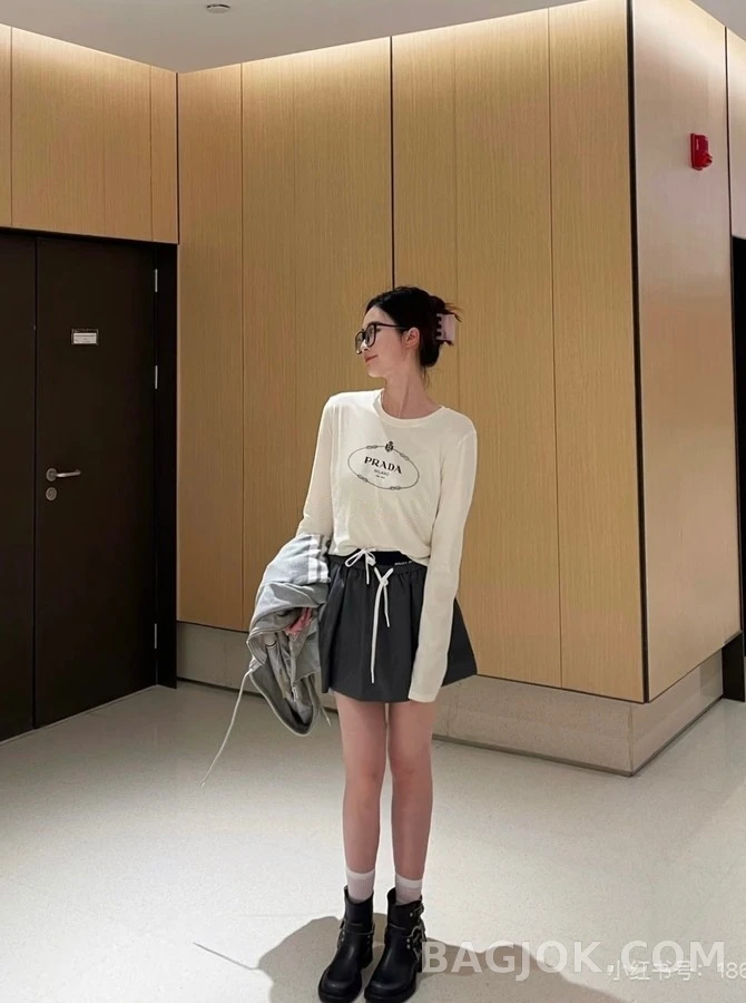 프라다 프라다 오벌 로고 긴팔 티셔츠 상세 이미지