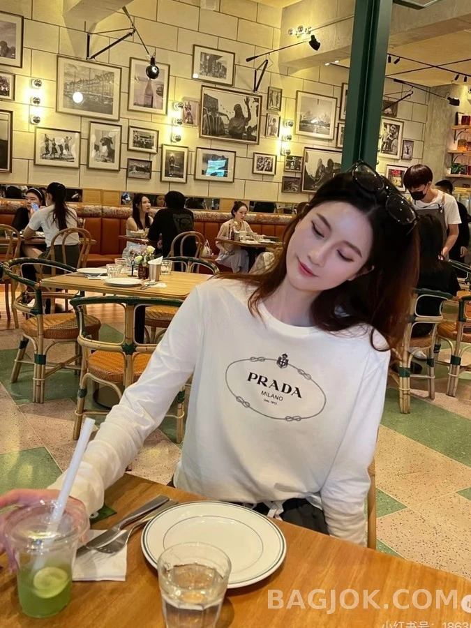 프라다 프라다 오벌 로고 긴팔 티셔츠 상세 이미지