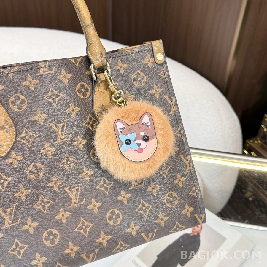 루이비통 루이비통 시바견 폼폼 백참 상세 이미지