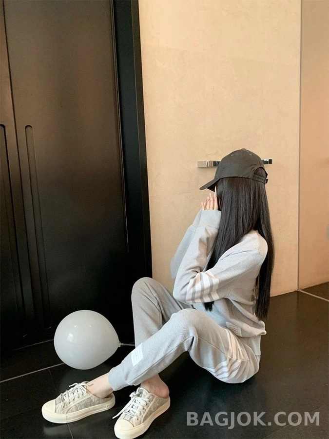 톰브라운 톰브라운 삼선 맨투맨 상세 이미지