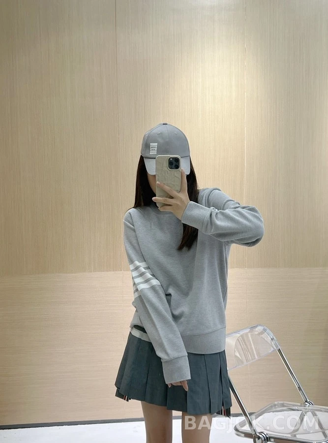 톰브라운 톰브라운 삼선 맨투맨 상세 이미지