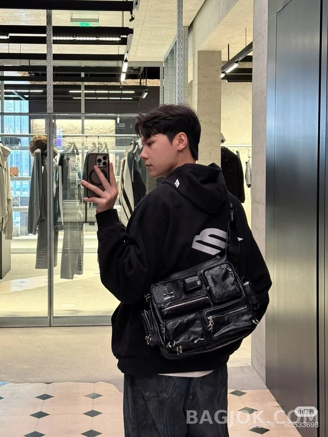 발렌시아가 발렌시아가 로고 자수 하프 집업 후드 상세 이미지