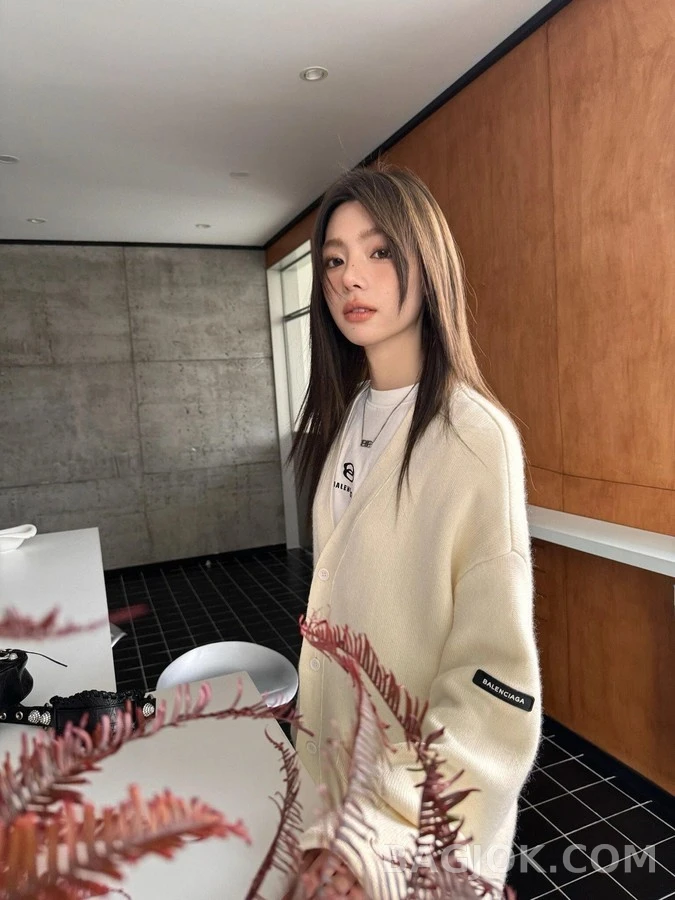 발렌시아가 발렌시아가 소매 라벨 브이넥 가디건 상세 이미지