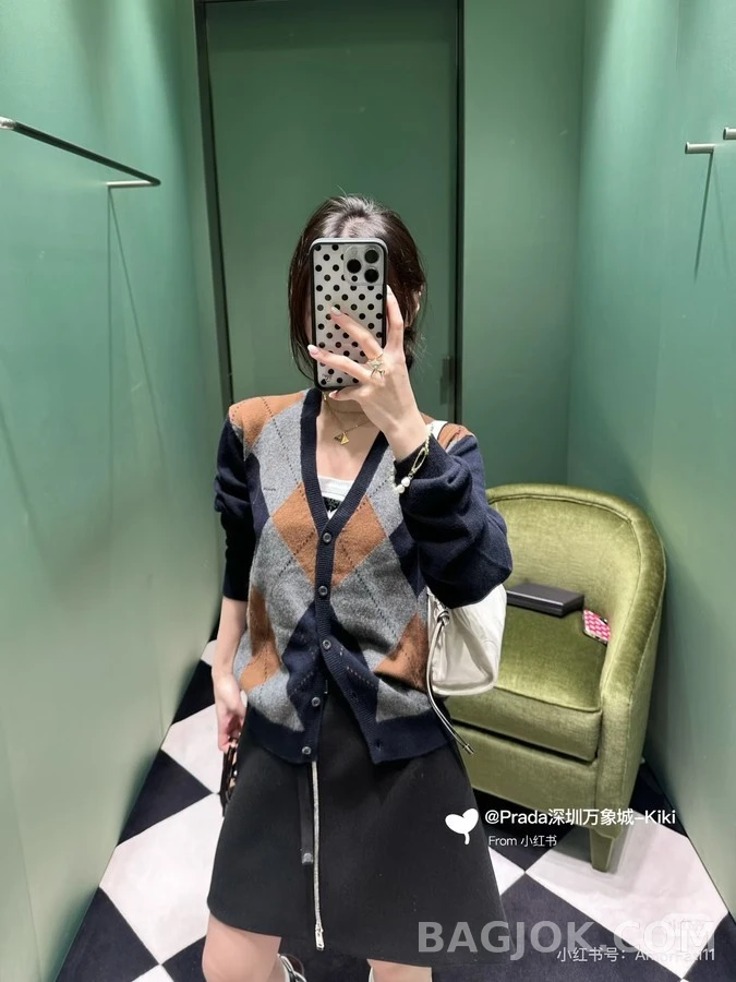 프라다 프라다 배색 아가일 V넥 가디건 상세 이미지