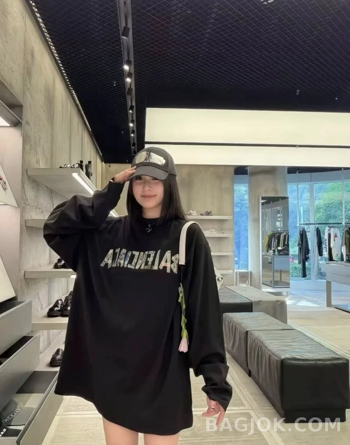 발렌시아가 발렌시아가 테이프 로고 긴팔 티셔츠 상세 이미지