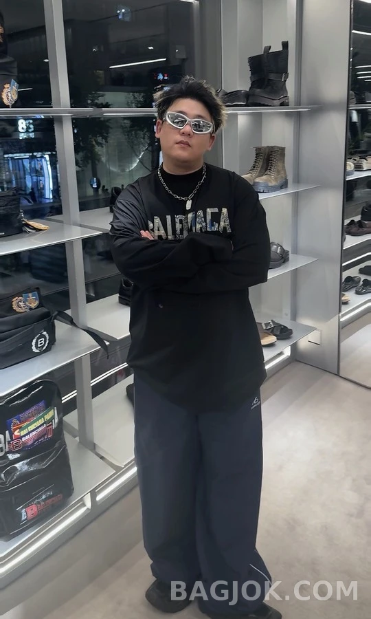 발렌시아가 발렌시아가 테이프 로고 긴팔 티셔츠 상세 이미지