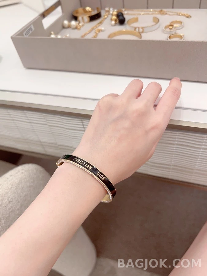 디올 디올 레터링 에나멜 크리스탈 커프 브레이슬릿 상세 이미지