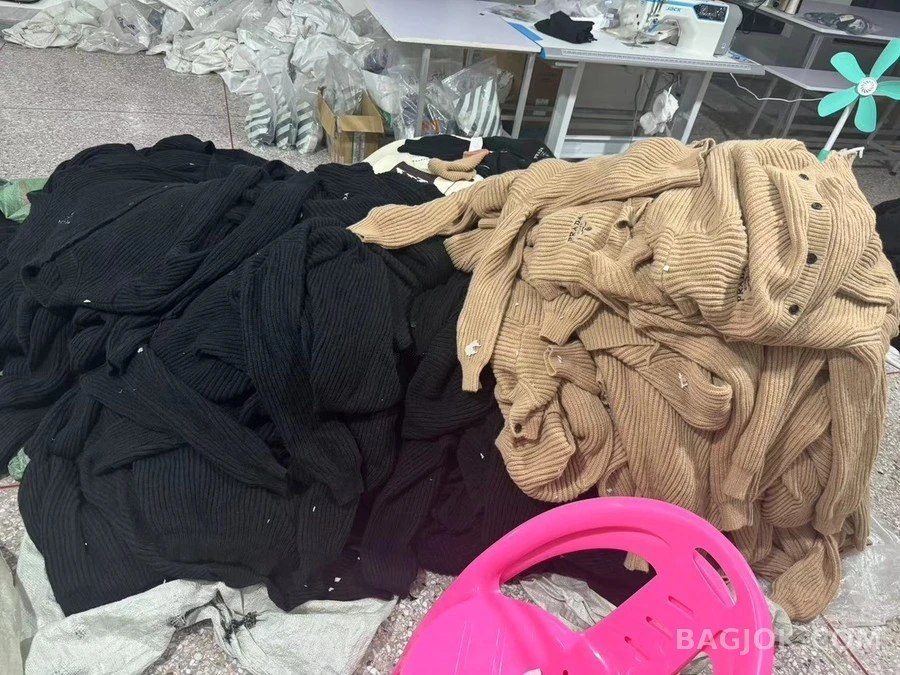 프라다 프라다 리브드 울 가디건 상세 이미지