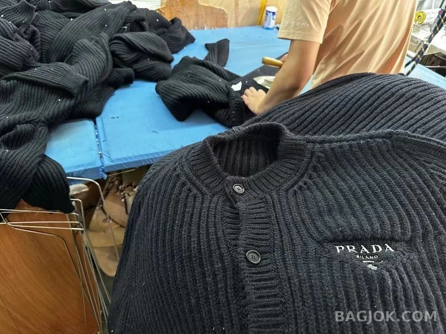 프라다 프라다 로고 자수 굵은 골지 가디건 상세 이미지