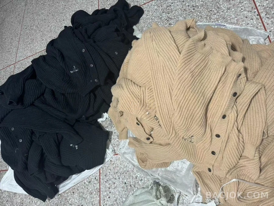 프라다 프라다 로고 자수 굵은 골지 가디건 상세 이미지