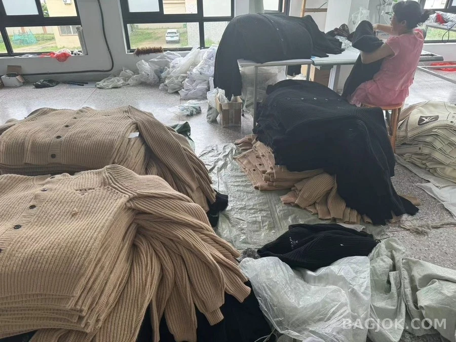 프라다 프라다 로고 자수 굵은 골지 가디건 상세 이미지