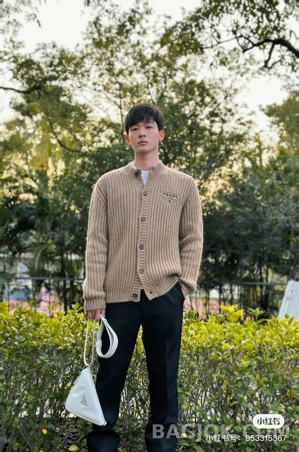 프라다 프라다 로고 자수 굵은 골지 가디건 상세 이미지
